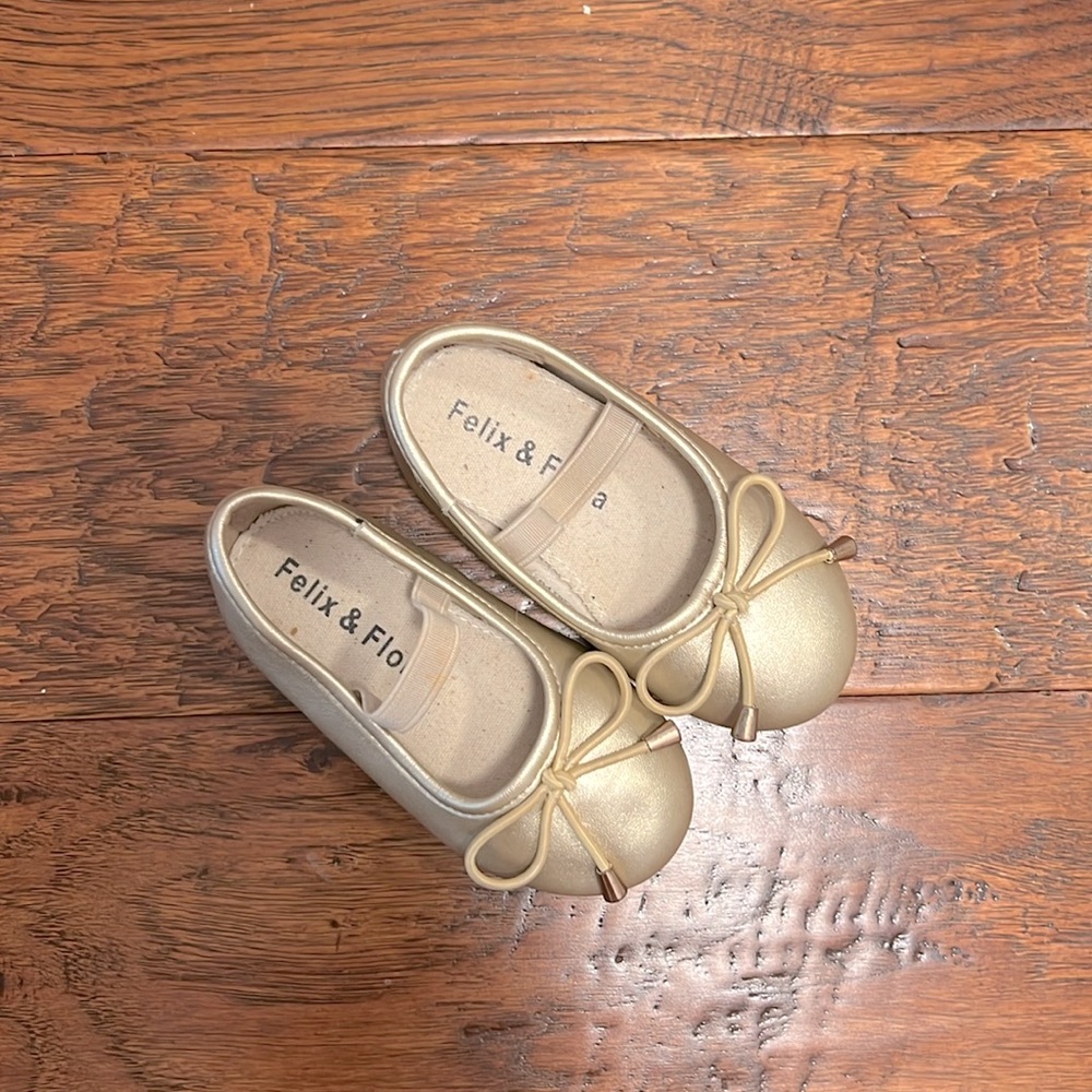 Toddler dress golden shoes.